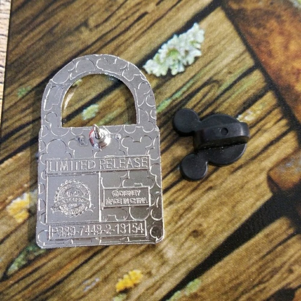 Lock Disney Pin - Picture 2 of 3